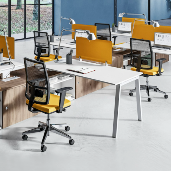 VISTA Scrivania con piano in legno e coppia gambe a cavalletto P80